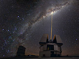 Laser mířící do středu Mléčné dráhy (foto: Original by ESO/Yuri Beletsky, wikimedia.org)